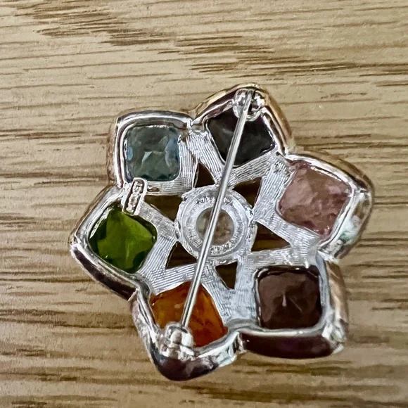 MONET MULTI COLORED RHINESTONE STAR PIN/BROOCH - Picture 2 of 3